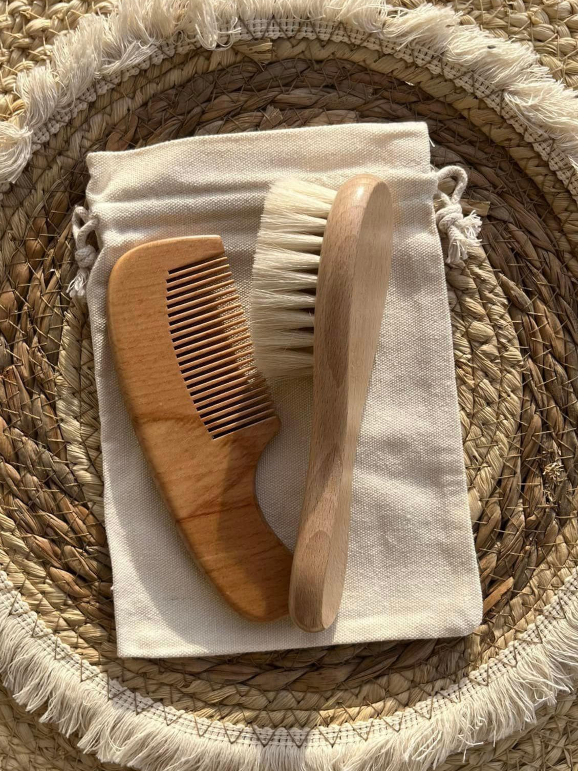 Peigne, brosse et son petit pochon