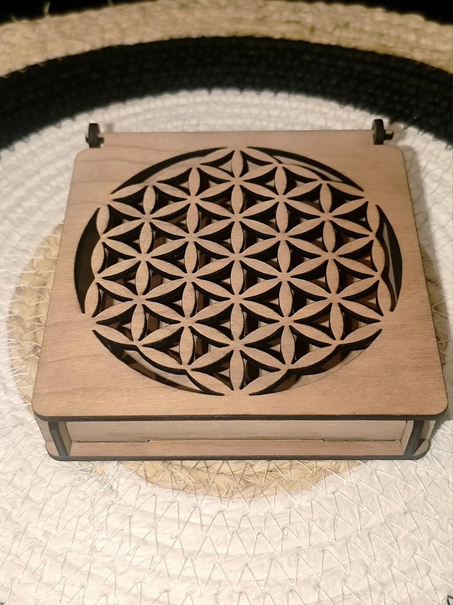 Petite boite en bois avec motif fleur de vie